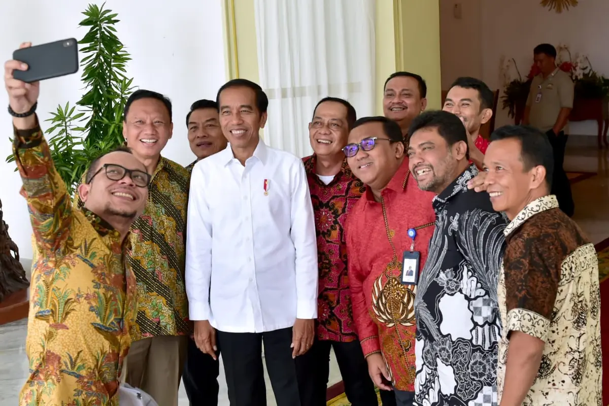 Presiden Jokowi berfoto bersama para pimpinan organisasi buruh di Istana Kepresiden Jakarta. (Liputan6.com/Biro Pers-Setpres)