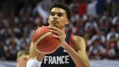 Pebasket Prancis, Victor Wembanyama memegang bola saat Kualifikasi Piala Dunia Basket 2023 melawan Lithuania di Trelaze, Prancis, 26 Februari 2023. Wembanyama saat ini bermain untuk klub Prancis, Boulogne-Levallois Metropolitans 92. Pemain kelahiran 2004 tersebut digadang-gadang menjadi draft pick pertama NBA 2023. (AFP/Jean-Francois Monier)