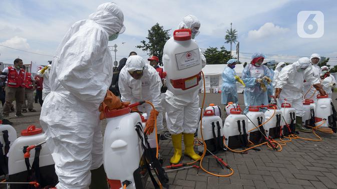 Petugas bersiap melakukan penyemprotan cairan disinfektan di Wisma Atlet Kemayoran, Jakarta Pusat, Sabtu (21/3/2020). Wisma Atlet Kemayoran bakal menampung pasien virus corona COVID-19 mulai malam nanti. (merdeka.com/Imam Buhori)