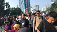 Mantan Gubernur DKI Jakarta Anies Baswedan bertemu dengan politikus Golkar Jusuf Hamka saat di kegiatan CFD Jakarta, Minggu (4/8/2024). (Foto: Istimewa)