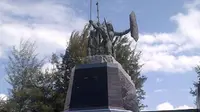 Ketiga patung itu terdiri dari patung prajurit dayak, seorang laskar pejuang, seorang anggota TNI. (dok. wikipedia)