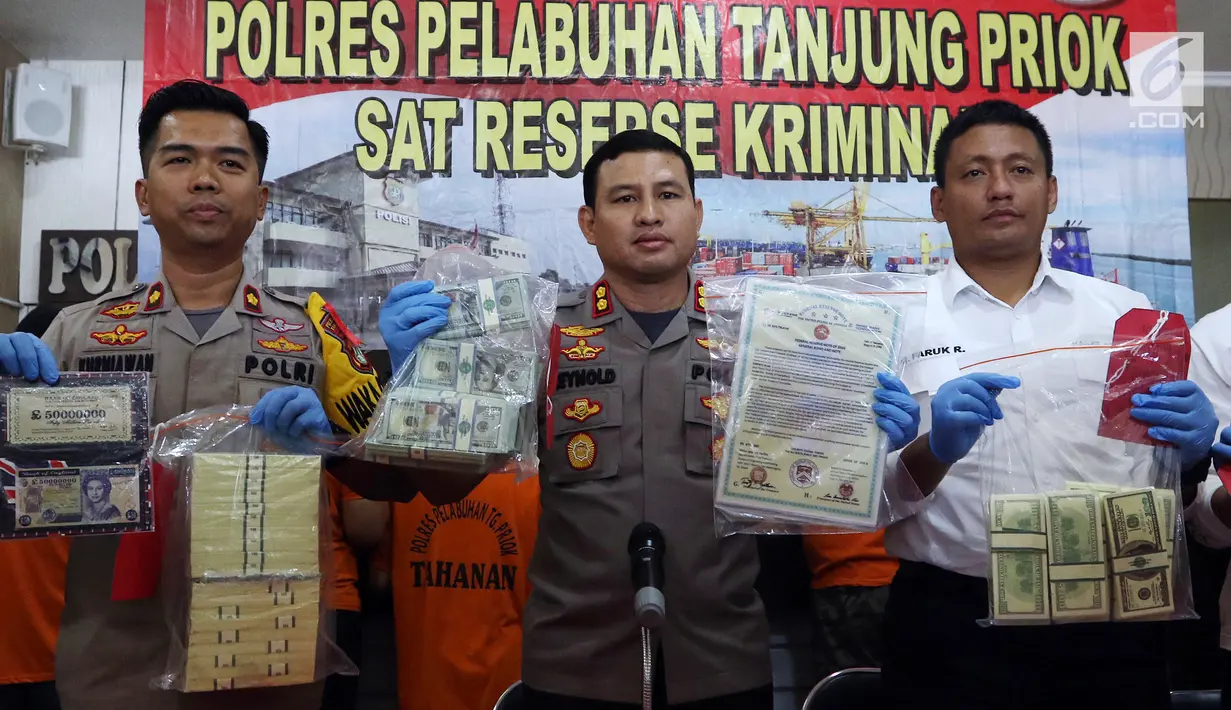 Kapolres Tanjung Priok AKBP Reynold Hutagalung (tengah) bersama jajarannya menunjukkan barang bukti kasus uang asing palsu di Polres Tanjung Priok, Jakarta, Kamis (11/7/2019). Para pelaku menjual uang asing palsu dengan nilai lebih rendah dari yang sebenarnya. (Liputan6.com/JohanTallo)