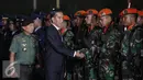 Presiden Jokowi menyalami prajurit usai upacara penerimaan jenazah korban pesawat Hercules C-130, Jakarta, Rabu (1/7/2015). Dalam pidatonya, Jokowi mengajak seluruh masyarakat Indonesia untuk mendoakan para korban. (Liputan6.com/Faizal Fanani)