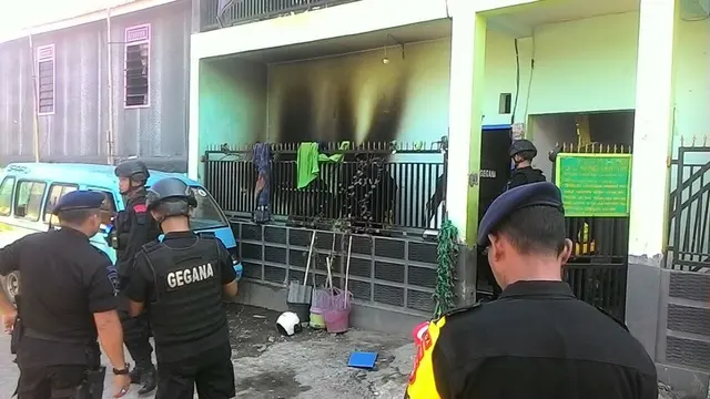 Tim Gegana Brimob Polda Sulsel tiba di lokasi ledakan yang diduga awal berasal dari koper milik penghuni kosan di Jalan Andi Tonro, Makassar (Liputan6.com/ Eka Hakim)
