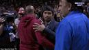 Floyd Mayweather Jr memeluk Manny Pacquiao usai berbincang dengan Manny Pacquiao saat menyaksikan pertandingan NBA antara Miami Heat dan Milwaukee Bucks, AS, Rabu (28/1/2015). (Dailymail)