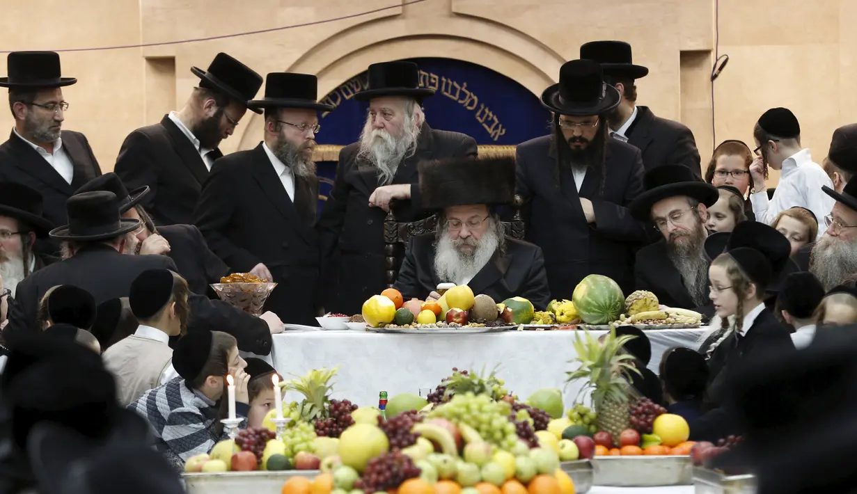 Kepala jemaat Yahudi Ultra-Orthodox Nadvorn menghadiri perayaan Tu Bishvat, Hari Arbor Yahudi, Bnei Brak, Israel, (25/1). Tu Bishvat adalah hari libur Yahudi pada bulan Syebat biasanya dilakukan pada akhir Januari atau awal Februari. (REUTERS/Baz Ratner)