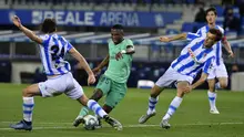 Pemain Real Madrid Vinicius Junior menggiring bola melewati pemain Real Sociedad Robin Le Normand pada pertandingan La Liga di Stadion Anoeta, San Sebastian, Spanyol, Minggu (21/6/2020). Real Madrid memuncaki klasemen sementara La Liga usai mengalahkan Real Sociedad 2-1. (AP Photo/Alvaro Barrientos)