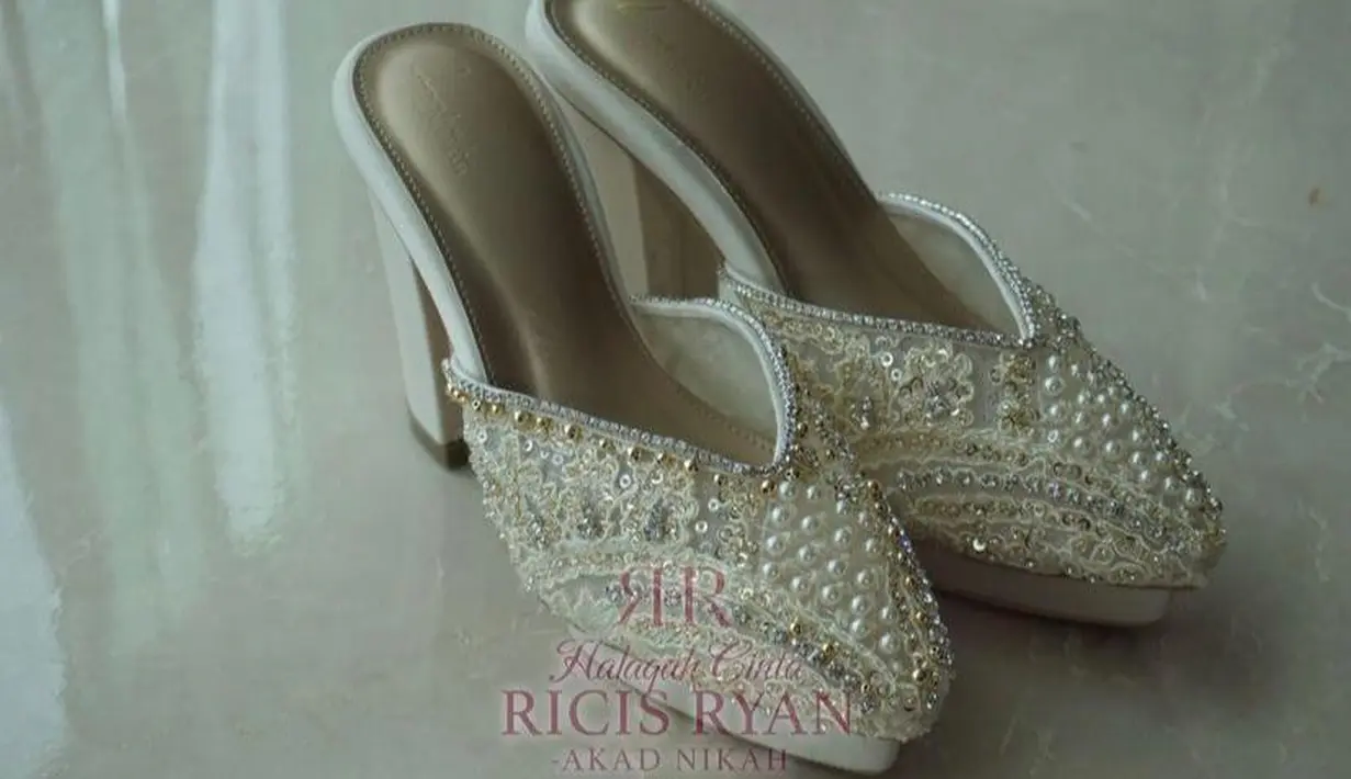 Untuk alas kaki, mules berbahan lace dengan taburan tiara bernuansa putih jadi pilihan yang sempurna di hari bahagia. (Instagram/officialmnctv).