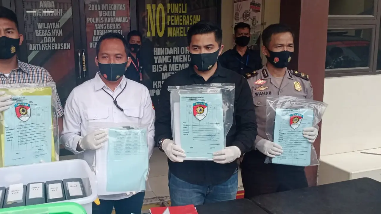 Polisi menetapkan tiga tersangka dalam kasus korupsi PDAM Karawang. (Foto: Liputan6.com/Abramena)