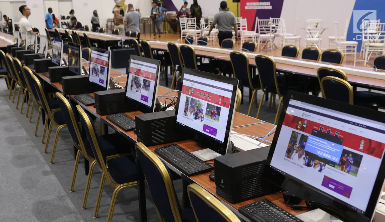 Deretan komputer tersedia untuk membantu pewarta membuat dan mengirim berita Asian Games 2018, JCC, Jakarta, Selasa (14/8). Asian Games 2018 berlangsung hingga 2 September mendatang. (Liputan6.com/Helmi Fithriansyah)