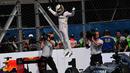 Pebalap Mercedes, Lewis Hamilton, memenangi balapan F1 GP Meksiko di Sirkuit Autodromo Hermanos Rodriguez, Senin (31/10/2016) dini hari WIB. (AFP/Pedro Pardo)
