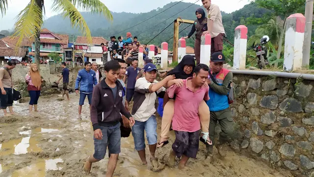 Warga di Cigudeg Bogor Berhasil Keluar Lewat Jembatan Bambu