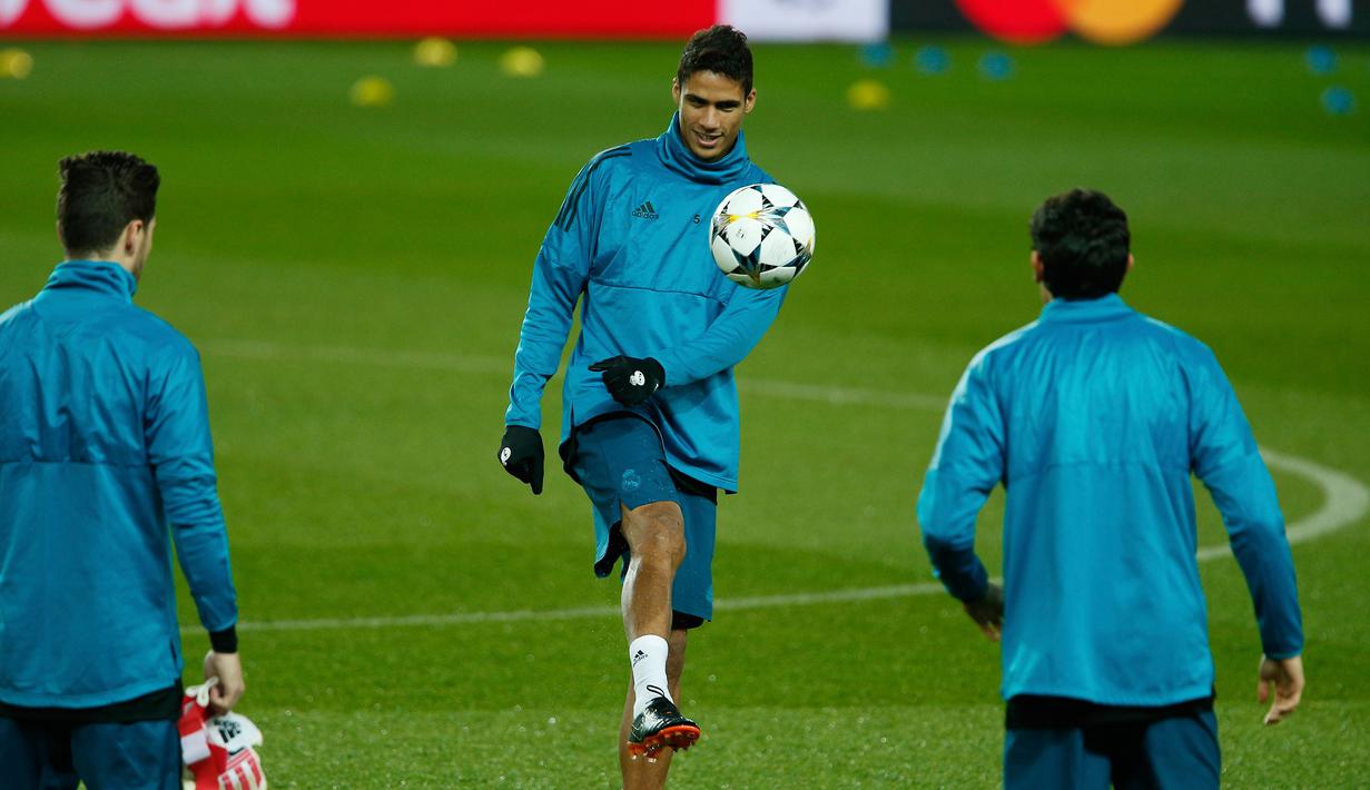Pemain Real Madrid, Raphael Varene menendang bola di Stadion Parc des Princes di Paris, Prancis, Senin (5/3). (AP Photo/Thibault Camus)