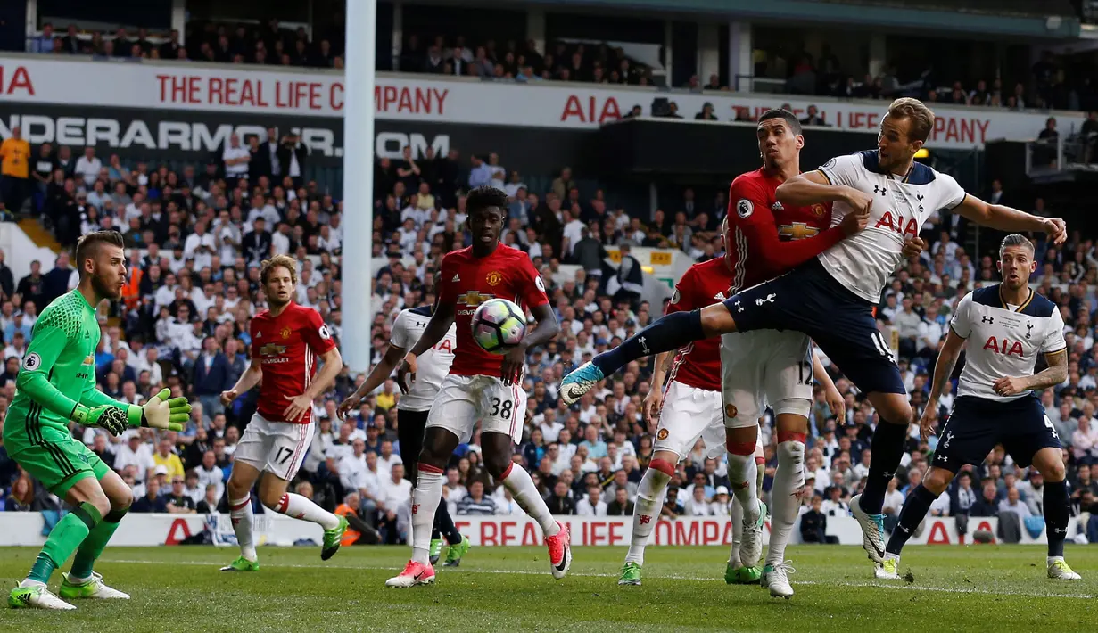Pemain Tottenham Hotspur, Harry Kane (kedua kanan) mencetak gol kedua timnya ke gawang Manchester United pada laga lanjutan Liga Inggris 2016/2017 di White Hart Lane, London, 14 Mei 2017. Kane berhasil memimpin daftar top skor pada musim tersebut dengan mencetak 29 gol. (AFP/Ikimages/Ian Kington)