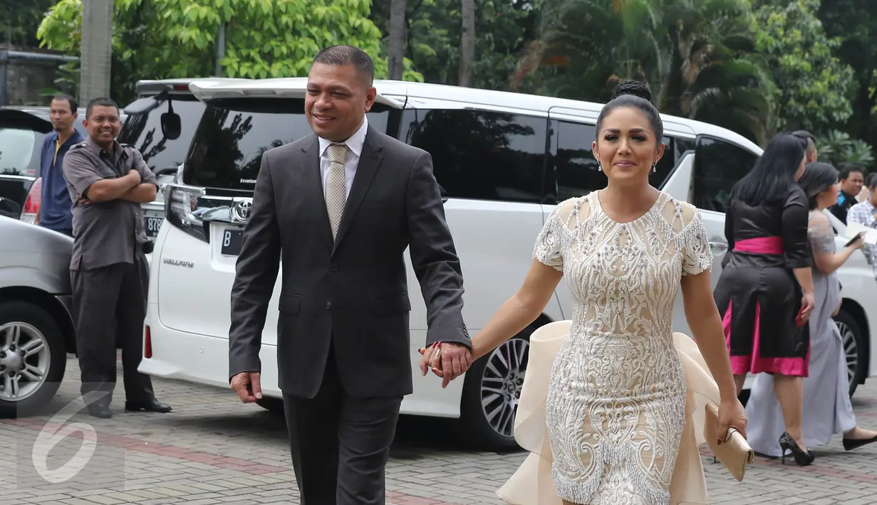 Penyanyi Krisdayanti bersama suami Raul Lemos tiba untuk menghadiri pemberkataan pasangan Harvey Moeis dan Sandra Dewi di Gereja Katedral, Jakarta Pusat, Selasa (8/11). Acara Pemberkatan dimulai tepat pukul 13.00 WIB. (Liputan6.com/Herman Zakharia)