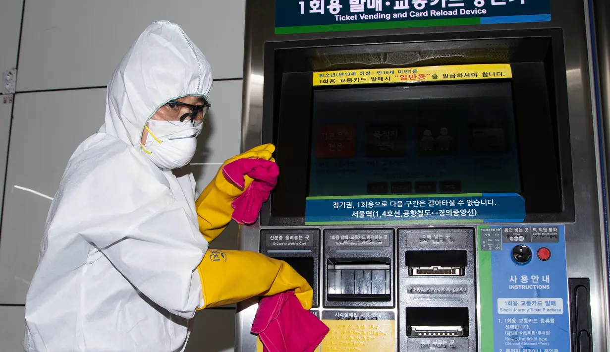 Petugas melakukan disinfeksi di stasiun kereta bawah tanah Gwanghwamun, Seoul, Korea Selatan, Jumat (28/2/2020). Hingga 28 Februari 2020, Korea Selatan mengonfirmasi total jumlah pasien terinfeksi virus corona COVID-19 sebanyak 2.337 orang. (Xinhua/Lee Sang-ho)