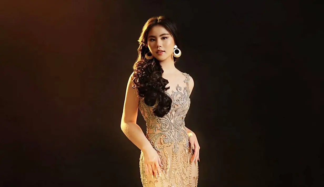 Model kelahiran Surabaya, 17 Oktober 2005 menjadi wakil Indonesia dalam ajang Supermodel Internasional 2022 yang diadakan di Chiangmai Thailand pada bulan September ini. Banyak dari penampilannya saat mengikuti ajang tersebut diunggah dalam media sosial Instagram. (Liputan6.com/IG/zoe_levana)