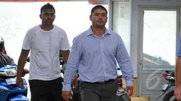 Keluarga terpidana mati Duo Bali Nine, Myuran Sukumaran dan Andrew Chan usai mendatangi Lapas Nusakambangan, Cilacap, Minggu (26/4/2015). Keluarga berharap agar Presiden Jokowi membatalkan eksekusi mati terhadap Duo Bali Nine. (Liputan6.com/Yoppy Renato)