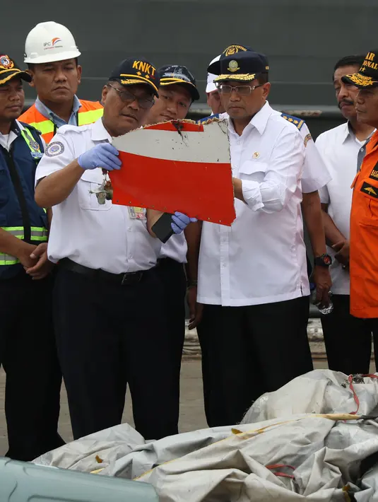 Menteri Perhubungan, Budi Karya Sumadi (tengah) melihat serpihan pesawat Lion Air JT 610 di Pelabuhan JICT 2, Jakarta, Selasa (30/10). Sejumlah barang ditemukan petugas dalam operasi pencarian. (Liputan6.com/Helmi Fithriansyah)
