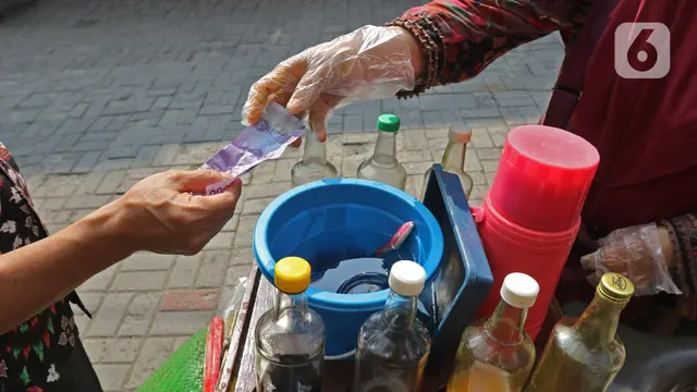 Tidar, Penjual Jamu Keliling yang Patuhi Protokol Kesehatan