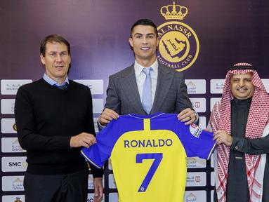 Beredar rumor bahwa Cristiano Ronaldo meminta manajemen Al Nassr untuk memecat pelatih mereka, Rudi Garcia. Media Arab Saudi, Okaz, menyebut Al Nassr telah memecat pelatih asal Prancis tersebut di tengah klaim bahwa Cristiano Ronaldo tidak puas dengan kinerjanya. (AFP/Jorge Ferrari)