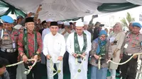 Bupati Tanah Bumbu, HM Zairullah Azhar bersama COO PT Borneo Indobara (BIB), Raden Utoro, meresmikan Masjid Apung Ziyadatul Abrar yang berada di Pantai Siring Pantai Pagatan Kabupaten Tanah Bumbu,&nbsp;Minggu (26/11/2023). (Dok Sinarmas)