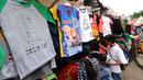 Beberapa warga berburu kaos souvenir di kawasan Monumen Nasional, Jakarta, Minggu (25/12). Libur perayaan Natal 2016 dimanfaatkan sejumlah warga untuk berwisata di kawasan Monumen Nasional. (Liputan6.com/Helmi Fithriansyah)