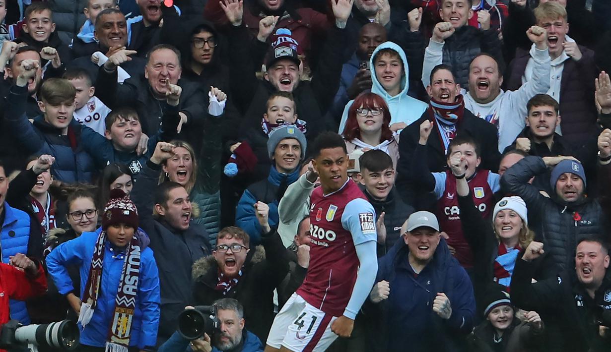 Setelah timnya unggul 2-0, Jacob Ramsey membuat gol bunuh diri di akhir babak pertama. Pada awal babak kedua, Ramsey mencetak gol ketiga yang mengunci kemenangan Villa dan menghantam MU. (AFP/Geoff Caddick)