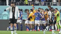 Para pemain Timnas Jepang merayakan gol pertama ke gawang Timnas Jerman yang dicetak Ritsu Doan dalam laga matchday pertama Grup E Piala Dunia 2022 di Khalifa International Stadium, Doha, Qatar, Rabu (23/11/2022) malam WIB. (AP/Eugene Hoshiko)