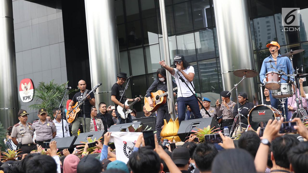 Tolak Hak Angket, Slank Manggung di Halaman Gedung KPK