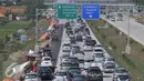 Antrian panjang di gerbang Tol Palimanan, Jawa Barat, Rabu (15/7/15) Ribuan kendaraan terjebak macet hingga 38 Km antara jalan tol Cipali hingga tol Palikanci. (Liputan6.com/Herman Zakharia)