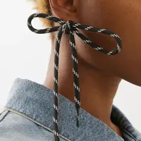 Balenciaga kembali rilis item fashion nyeleneh. Kali ini, rumah mode mewah tersebut menjual anting-anting dari tali sepatu dengan harga fantastis. (matchesfashion).