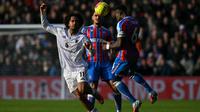 Bek Crystal Palace asal Inggris #06, Marc Guehi (kanan), menyundul bola menjauh dari penyerang Manchester United asal Belanda #11, Joshua Zirkzee (kiri), dalam pertandingan Liga Inggris antara Crystal Palace dan Manchester United di Selhurst Park, London selatan, pada 30 November 2025.
(Glyn KIRK/AFP)