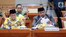 Menteri Agama Yaqut Cholil Qoumas (kanan) saat rapat kerja dengan Komisi VIII DPR RI di Gedung Parlemen, Jakarta, Kamis (19/1/2023). Rapat kerja membahas kinerja penyelenggaraan ibadah Haji. (Liputan6.com/Faizal Fanani)