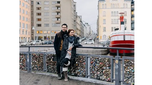 6 Potret Mesra Donna Agnesia dan Darius saat Liburan di Finlandia, Jadi Sorotan