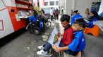 Aktivitas siswa penyandang disabilitas membaca buku pada perpustakaan keliling Sudin perpustakaan Jakarta Selatan di halaman Sekolah YPAC, jakarta, Jumat (29/11/2024). (merdeka.com/Arie Basuki)