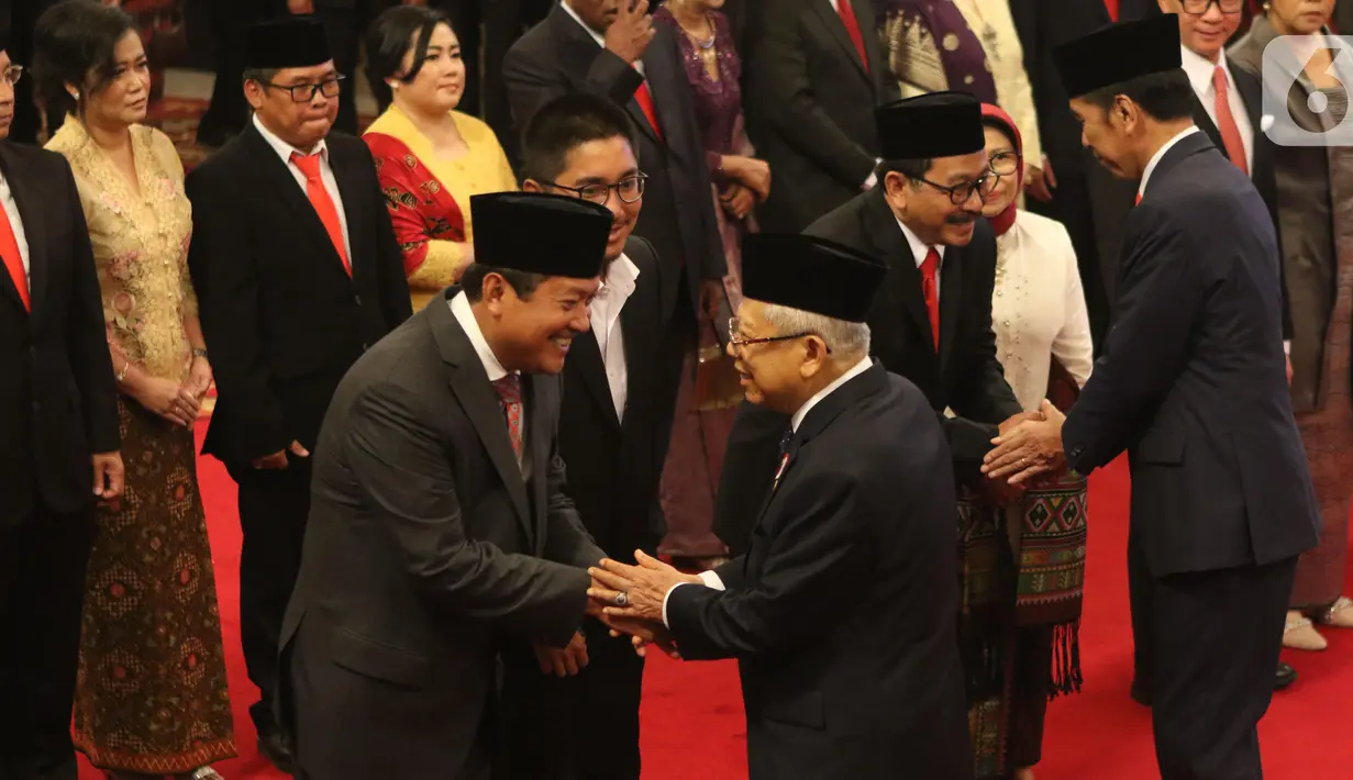 Presiden Joko Widodo atau Jokowi dan Wakil Presiden Ma'ruf Amin memberikan ucapan selamat kepada para Wakil Menteri (Wamen) Kabinet Indonesia Maju usai pelantikan di Istana Negara, Jakarta, Rabu (23/10/2019). (Liputan6.com/Angga Yunair)