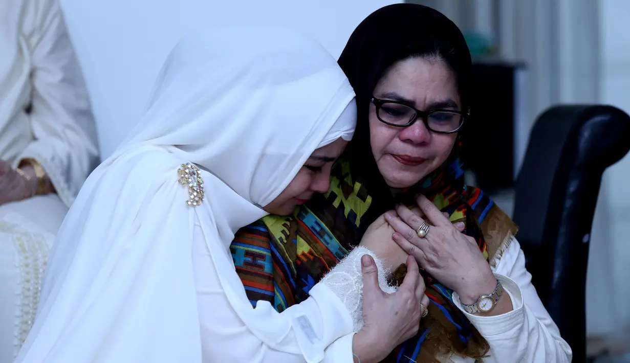 Momen sedih Risty Tagor dan ibunya ini yang membuat suasana jadi mengharukan (Wimbarsana/Bintang.com)