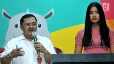 Plt. Deputi Bidang Pengembangan Pemuda Jonni Mardizal dan Jubir Kemenpora, Anindya Kusuma Putri dalam konferensi pers di Jakarta, Selasa (25/7). Konferensi terkait Pusdiklat calon Paskibraka pelaksanaan upacara HUT RI ke-72. (Liputan6.com/Helmi Afandi)