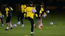 Gelandang Dortmund Jude Bellingham melakukan pemanasan dengan bola saat sesi latihan menjelang pertandingan grup F Liga Champions UEFA kontra Lazio di Dortmund, Jerman barat, Selasa (1/12/2020). Big match Dortmund vs Lazio akan berlangsung pada Kamis (3/12) dinihari WIB. (UWE KRAFT/AFP)
