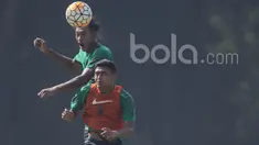 Bek Barito Putera, Hansamu Yama, duel udara dengan striker Bhayangkara FC, Dendy Sulistyawan, saat mengikuti seleksi Timnas Indonesia U-22 di Lapangan SPH Karawaci, Banten, Kamis (9/3/2017). (Bola.com/Vitalis Yogi Trisna)