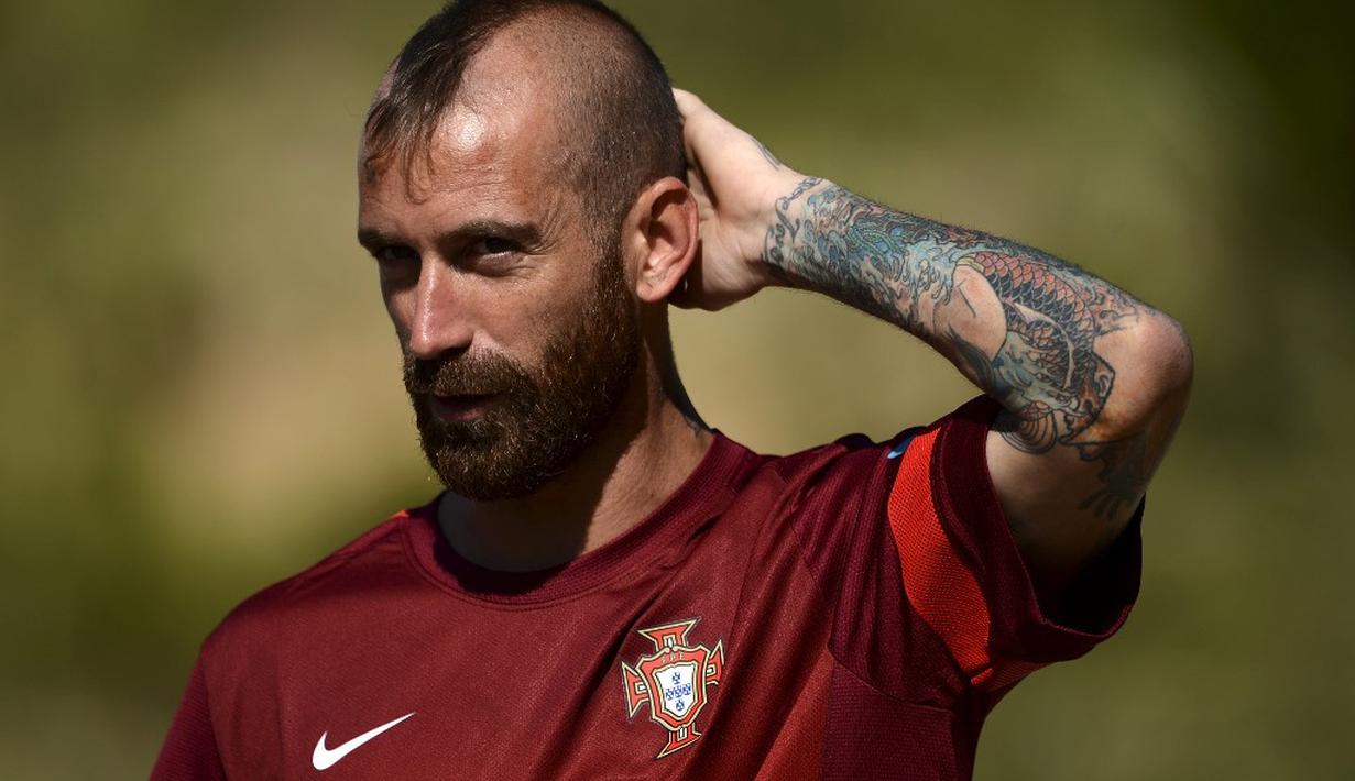 5. Raul Meireles (Fenerbahce) - Pemain yang sempat berseragam Chelsea pada musim 2011/12. Pemain kelahiran Porto tersebut sungguh terlihat garang saat tampil di lapangan. (AFP)