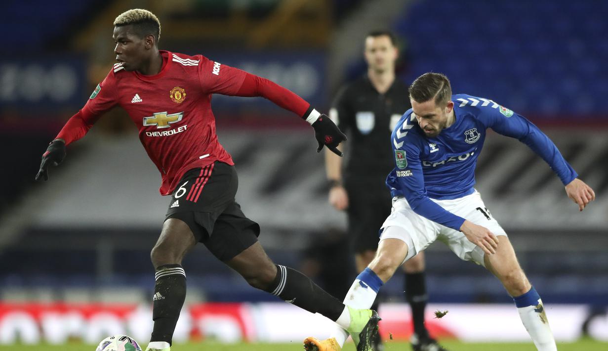 Gelandang Manchester United, Paul Pogba (kiri), menggiring bola melewati gelandang Everton, Gylfi Sigurdsson, dalam laga perempatfinal Piala Liga Inggris Carabao Cup di Goodison park, Rabu (23/12/2020). Manchester United menang 2-0 atas Everton. (AP/Nick Potts/Pool)