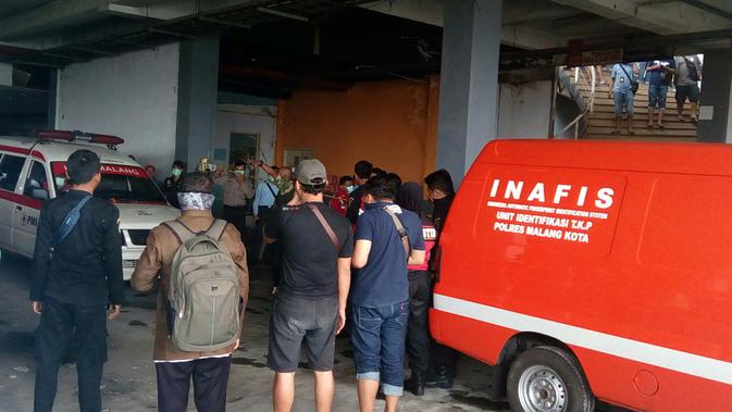 Polisi dan tim identifikasi forensik saat berada di lokasi korban mutilasi di Malang, Jawa Timur (Liputan6.com/Zainul Arifin)