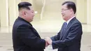 Pemimpin Korea Utara Kim Jong-un berjabat tangan dengan Kepala Delegasi Korea Selatan Chung Eui-yong saat melakukan pertemuan di Pyongyang (5/3). (AFP/Handout)