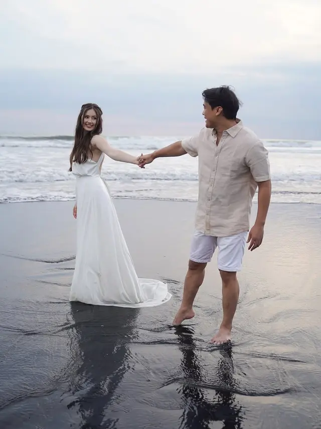 Billy Syahputra Lamar Kekasih di Pantai Bali, 6 Potret Romantisnya Bikin Baper