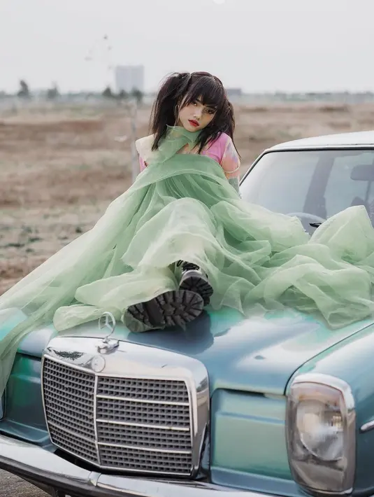 Biasa indoor, kali ini pemotretan Fuji dilakukan secara outdoor di sebuah halaman dengan mobil vintage sebagai elemen dekoratif. [@winstongomez]