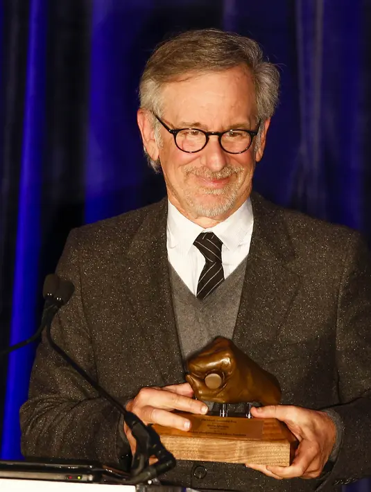 “Aku pernah melihat ‘Straight Outta Compton’ (film yang dibintangi aktor kulit hitam),” katanya. “(Film) Itu luar biasa, mengguncang dunia. Saya sangat terkejut melihat kelalaian itu.” tandas Steven Spielberg. (Bintang/EPA) Sumber: dailycaller.com