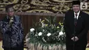 Darmin Nasution (kiri) menyampaikan sambutan disaksikan Airlangga Hartarto dalam serah terima jabatan (Sertijab) Menteri Koordinator Bidang Perekonomian di Kemenko Perekonomian, Jakarta, Rabu (23/10/2019). Airlangga resmi menggantikan Darmin sebagai Menko Perekonomian. (merdeka.com/Iqbal Nugroho)