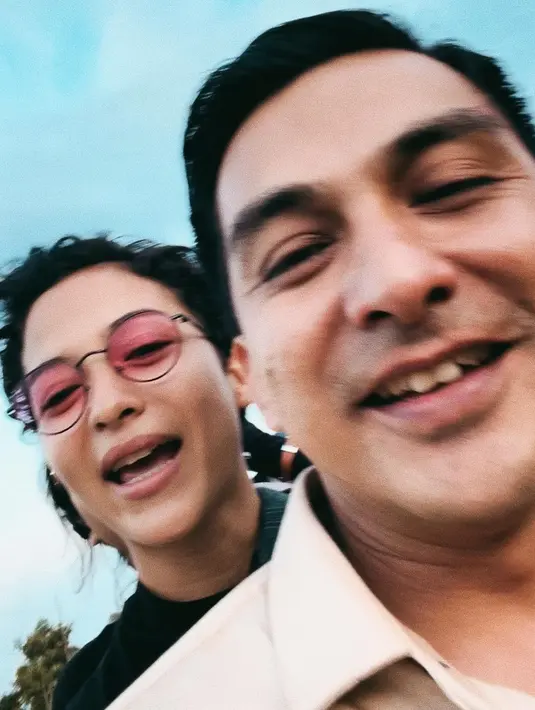 Tak hanya rambut pixy keriting, kacamata senja dengan frame tipis jadi item ikonik Putri Marino [@putrimarino]